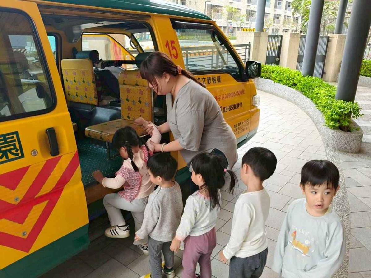 line_album_娃娃車宣導演練_260313_138